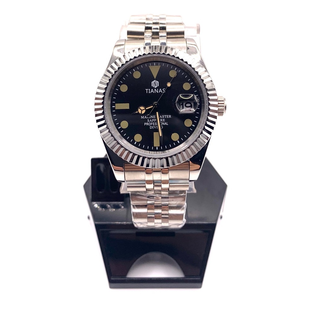 Men's designer watch brand new never worn w/ extra strap